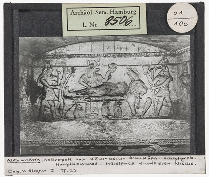 Vorschaubild Alexandria: Nekropole von Kôm-esch-schukâfa, Hauptgrab, Hauptkammer, Mittelfries der mittleren Nische: Mumienbereitung, Horus, Anubis, Thoth 